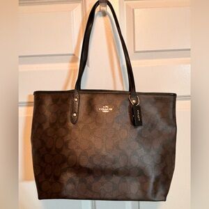 Beautiful Coach tote in excellent like new condition. Only carried a few times.